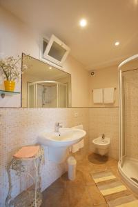 OggebioにあるCasa Balonのバスルーム(洗面台、トイレ、鏡付)