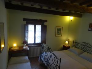 a bedroom with two beds and a window at B&B Fonte Dei Billi in Pennabilli