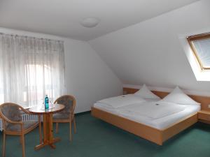 Ліжко або ліжка в номері Central Hotel Friedrichshafen