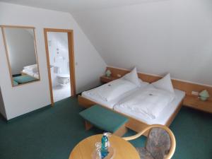 Postel nebo postele na pokoji v ubytování Central Hotel Friedrichshafen