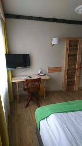 Un pat sau paturi într-o cameră la Hotel & Auberge le Journal