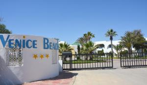 Hotel Venice Beach- Families and Couples Only في طريفة: بوابة مع علامة تشير إلى شاطئ venice