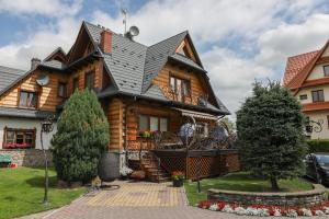 una casa in legno con balcone nel cortile di Chata Gościnna Waluś a Białka