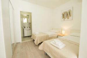 Habitación con 2 camas y baño. en Apartment Neyra 2, en Split
