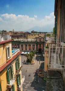 una vista aérea de una calle de la ciudad con edificios en Art12 B&B, en Nápoles