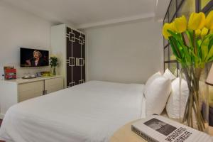 Postel nebo postele na pokoji v ubytování Hanoi La Selva Hotel