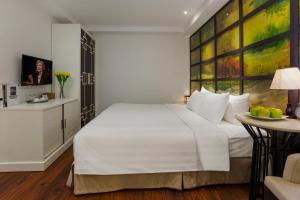 Postel nebo postele na pokoji v ubytování Hanoi La Selva Hotel