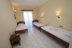 Rúm í herbergi á Aphrodite Hotel