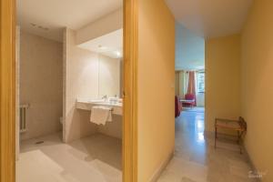 
a bathroom with a toilet, sink and tub at Hotel Las Batuecas in La Alberca

