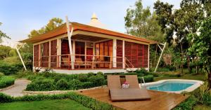 ein Haus mit einer Terrasse und einem Pool davor in der Unterkunft Donatela Resort and Sanctuary in Panglao