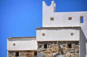 a view of the side of a building at mikri vigla eksohiki katoikia in Mikri Vigla