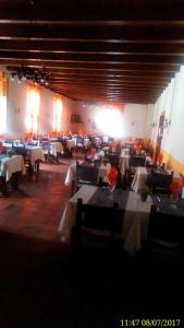 ein großes Esszimmer mit Tischen, Stühlen und Lampen in der Unterkunft Hostal de la Villa Molinos in Molinos