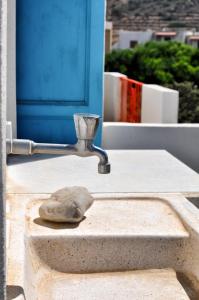 a rock sitting on a table next to a sink at mikri vigla eksohiki katoikia in Mikri Vigla