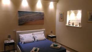 een slaapkamer met een bed met twee handdoeken erop bij B&B Excelsior in Lecce