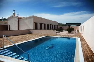 Bazén v ubytování Apartamentos Turisticos Cortijo Garces nebo v jeho okolí
