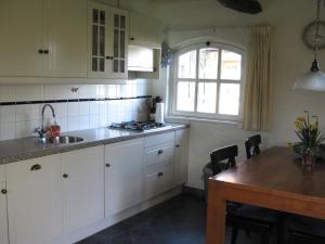 Kuhinja oz. manjša kuhinja v nastanitvi De Hopbel & Het Koevinkje
