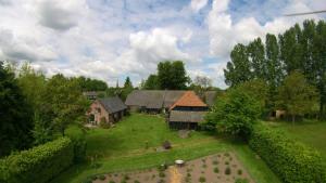 una vista aérea de una casa con patio en De Hopbel & Het Koevinkje, en Liempde
