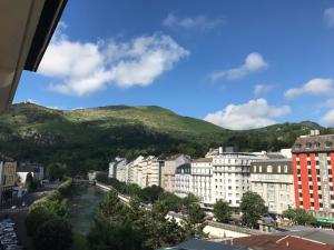 vistas a una ciudad con río y edificios en Appart'hôtel Saint Jean, en Lourdes