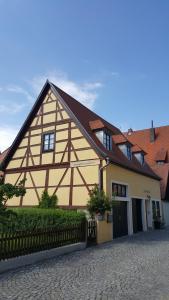 ディンケルスビュールにあるBaumeisterhausの茶色と白の屋根の建物