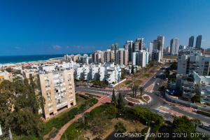 una vista aerea di una città con edifici alti di Apartment 5 minutes from the sea a Ashdod