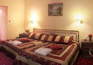 ein Schlafzimmer mit einem großen Bett mit Kissen darauf in der Unterkunft Avra Spa Hotel in Loutra Edipsou