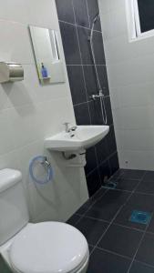 Bilik mandi di Pangkor Holiday Home