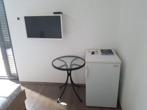 Uma TV ou centro de entretenimento em Guest House Sombrero