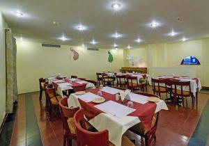 ห้องอาหารหรือที่รับประทานอาหารของ Ramee Guestline Tirupati