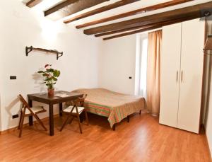 Cama ou camas em um quarto em Monolocale Genova Centro Storico