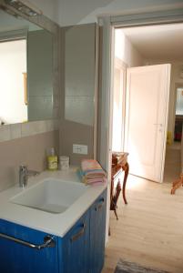 un bagno con lavandino e specchio di Casa Fanny a Limone sul Garda