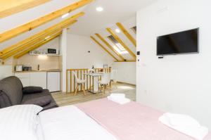Zimmer mit einem Bett und einer Küche mit einem Tisch in der Unterkunft Apartments Shining Star in Dubrovnik