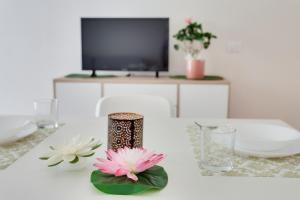 チェゼナーティコにあるResidence Sansabaiの白い花のテーブル、テレビ付