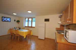 cocina con mesa y sillas en una habitación en E&Z Eva Hruba rekreačný dom, en Bystrá