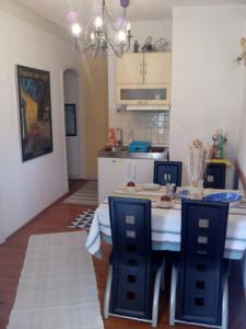 a kitchen and dining room with a table and chairs at Apartman i Sobe Čule Cres in Cres