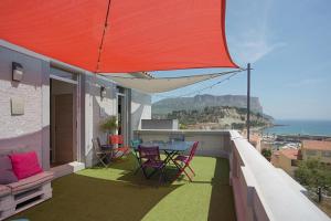 a patio with a table and chairs on a balcony at Cassis Le 180° in Cassis