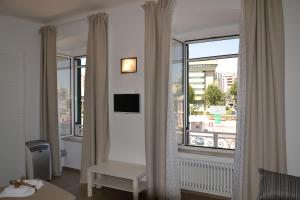 Cette chambre dispose d'une fenêtre offrant une vue sur la ville. dans l'établissement Visitazione Holiday Sassi Suite, à Matera