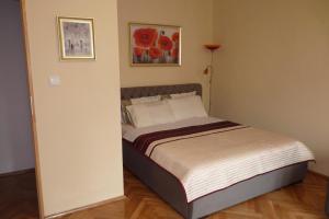 Apartament Planty في زاموسك: غرفة نوم صغيرة مع سرير في غرفة