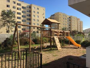 un parque infantil con tobogán en una ciudad en Playa Blanca La Serena, en La Serena