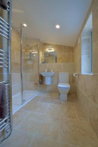 ホルトにあるPippin Heath House B&Bのバスルーム(トイレ、洗面台、シャワー付)