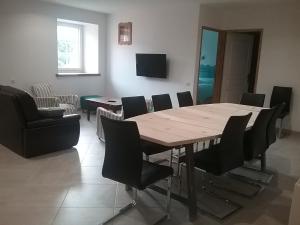 a dining room with a wooden table and chairs at Cottage B2 Bazenville in Bazenville