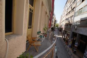 アテネにあるTrendy Living in Monastirakiの市街地の通りに位置するバルコニー(椅子、テーブル付)