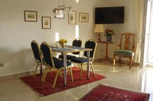 a dining room with a table and chairs at Open Hus in Krvavica