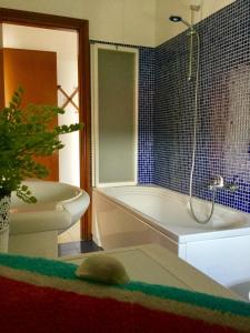 カルダーノ・アル・カンポにあるBnbook Bilo Malpensa 2のバスルーム(バスタブ、トイレ、シンク付)
