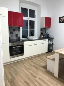 グラートコルンにあるSchönes 3-Zimmer Apartment nahe Grazのキッチン(白いカウンター、赤いキャビネット付)