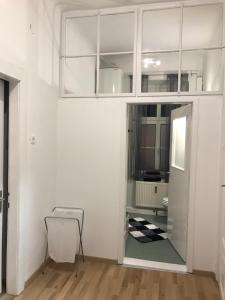 Habitación con paredes blancas y puerta con espejo. en Schönes 3-Zimmer Apartment nahe Graz en Gratkorn