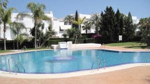 une grande piscine en face d'un bâtiment dans l'établissement Apartment Puerto Rey, à Vera