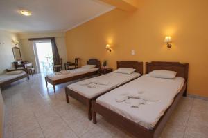 Rúm í herbergi á Aphrodite Hotel