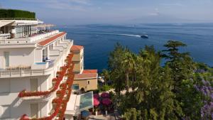 widok na ocean z budynku w obiekcie Hotel Continental w Sorrento