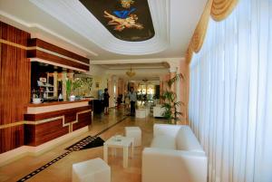 een lobby met een witte bank en een bar bij Hotel L'Ulivo in Mirabella Eclano