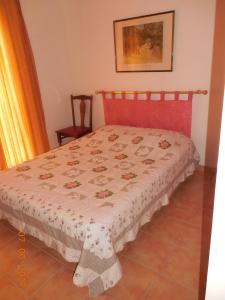 Le BarrouxにあるLes Cigales du Ventouxのベッドルーム1室(赤いヘッドボード付きのベッド1台付)
